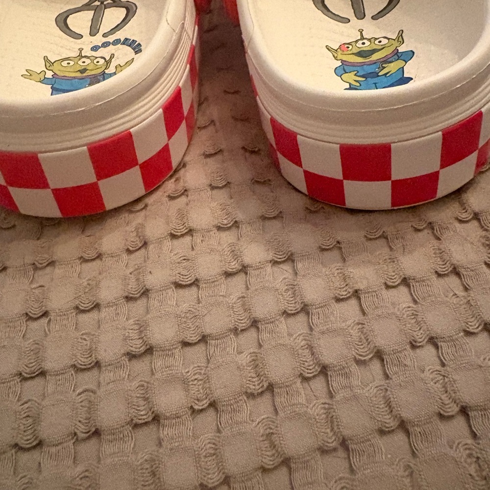 Toy Story Pizza Planet Men’s Crocs sz 13 - Picture 4 of 5